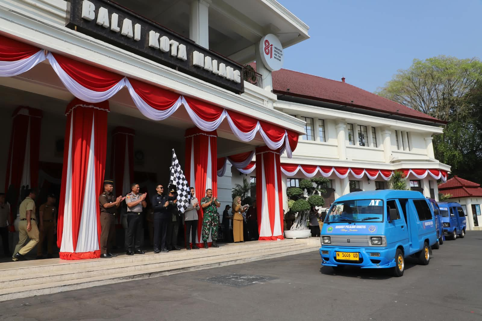 Wali Kota Malang Dr. Ir. Wahyu Hidayat, M.M. meluncurkan layanan angkutan pelajar gratis di halaman Balai Kota Malang, Senin (31/8/2026)