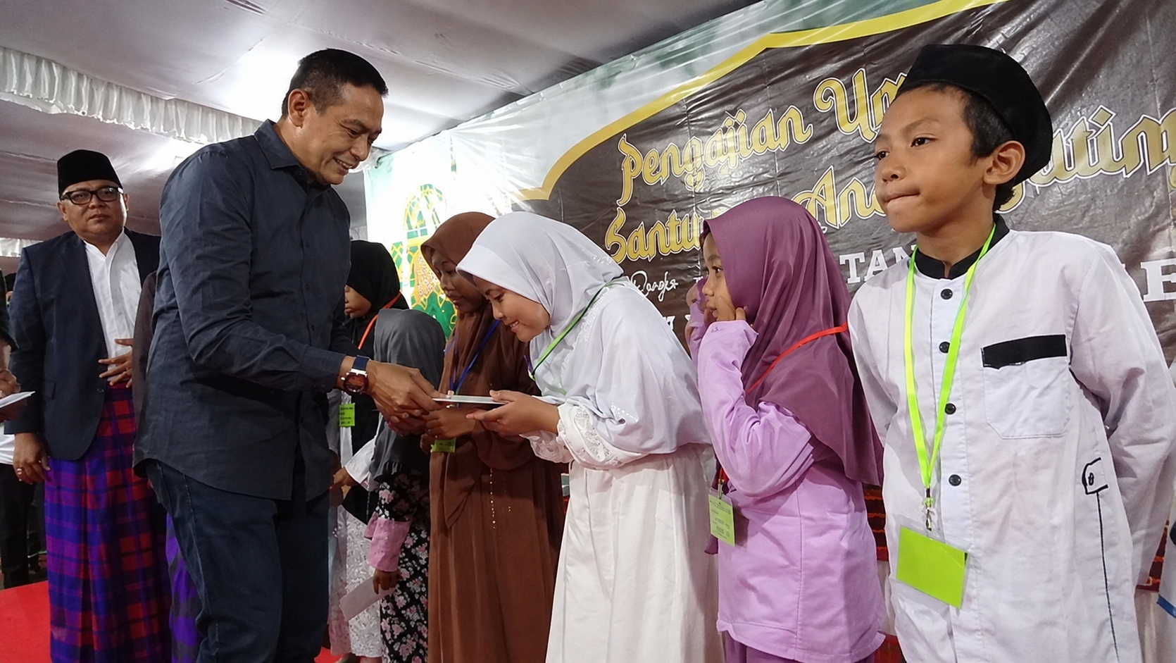 Wali Kota Malang, Wahyu Hidayat saat menghadiri pengajian dan santunan anak yatim yang digelar Yayasan Asyuro di Jalan Kaliurang Gang III, Kelurahan Samaan, Kecamatan Klojen, Kamis (25/6/2026) (foto: prokopim)