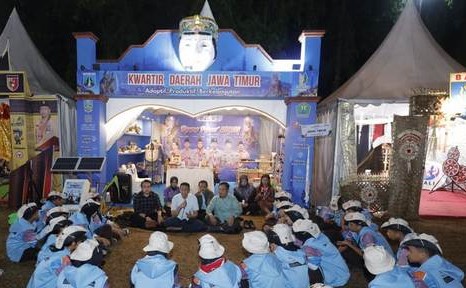 Wali Kota Malang Wahyu Hidayat memberikan motivasi kepada peserta Pramuka Kota Malang yang mengikuti Jambore Nasional (Jamnas) XII 2026 di Bumi Perkemahan dan Graha Wisata (Buperta), Jakarta, Rabu malam (19/8/2026). (foto: prokopim)