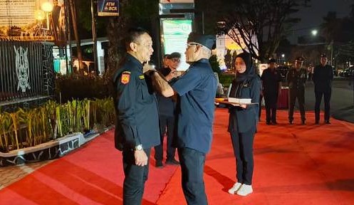 Wali Kota Malang Wahyu Hidayat saat menerima Pin Anggota Kehormatan MASTRIP oleh Mayjen TNI (Purn.) Gadang Pambudi dalam rangka peringatan ke-79 Pertempuran Jalan Salak di Monumen Pahlawan TRIP, Jumat (31/7/2026). (foto: prokopim)