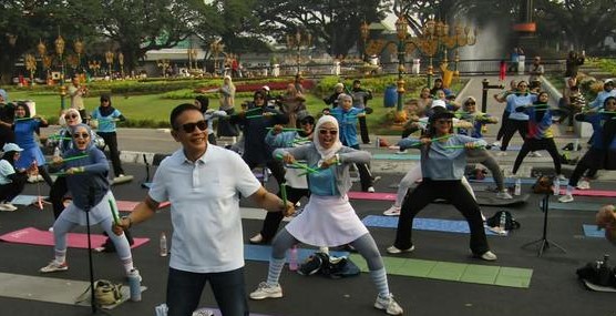 Wahyu Hidayat beserta Ratusan peserta memadati kawasan depan Balai Kota Malang untuk mengikuti kegiatan Pound With View Vol. 2 Tahun 2026, Sabtu (10/10/2026). (foto: prokopim)