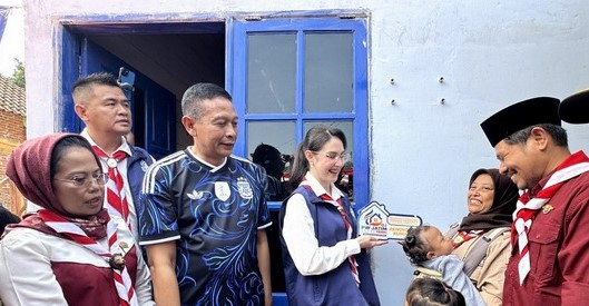 Wali Kota Malang sekaligus Ketua Majelis Pembimbing Cabang (Mabicab) Gerakan Pramuka Kota Malang, Wahyu Hidayat, meninjau hasil renovasi rumah milik Adhi Darma Sisworo di Jalan Sunan Kalijogo, Kelurahan Tlogowaru, Jumat (26/6/2026). (foto: prokopim)