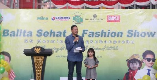 Wali Kota Malang, Wahyu Hidayat saat memberi sambutan Lomba Balita Sehat yang digelar Rumah Sakit Hermina Tangkubanprahu di Malang City Point, Sabtu (1/8/2026). (foto: prokopim)