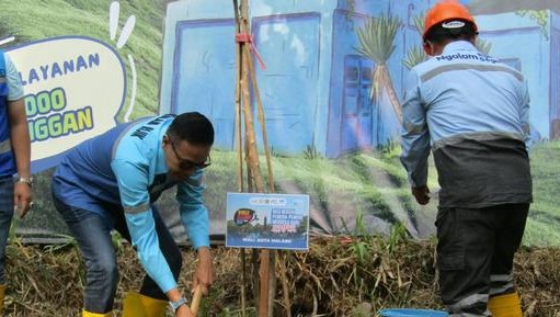 Wali Kota Malang Wahyu Hidayat menanam bibit pohon sebagai simbol kepedulian, pelestraian lingkungan dan keberlanjutan ekosistem