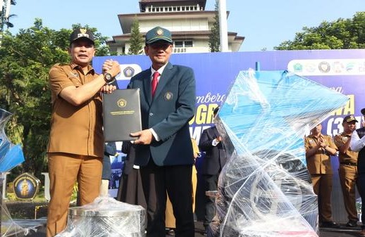 Wali Kota Malang Wahyu Hidayat saat memberangkatkan mahasiswa Fakultas Teknologi Agroindustri dan Biosistem (FTAB) Universitas Brawijaya (UB) ke 57 kelurahan di Kota Malang, Senin (22/6/2026). (foto: prokopim)
