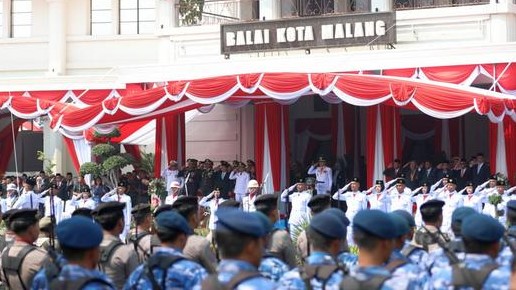 Wali Kota Malang Wahyu Hidayat saat memimpin Upacara Peringatan Hari Ulang Tahun (HUT) ke-81 Kemerdekaan Republik Indonesia di halaman depan Balai Kota Malang, Senin (17/8/2026). (foto: prokopim)