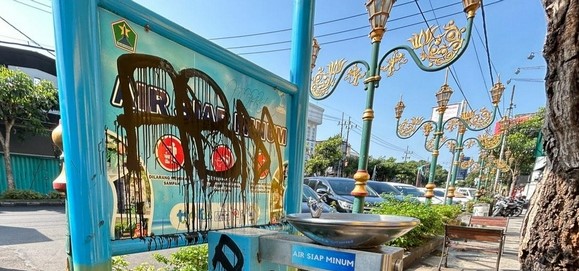 Vandalisme di Fasilitas Anjungan Air Siap Minum (AASM) di kawasan Kayutangan Heritage, Jalan Basuki Rahmat, Kota Malang. (foto: prokopim)