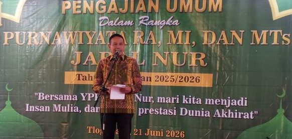Wali Kota Malang Wahyu Hidayat saat menghadiri pengajian dalam rangka purnawiyata siswa-siswi Raudatul Atfal (RA), Madrasah Ibtidaiah (MI), dan Madrasah Sanawiah (MTs) Jabal Nur Kota Malang di Gedung Madrasah Jabal Nur, Minggu (21/6/2026). (foto: prokopim)