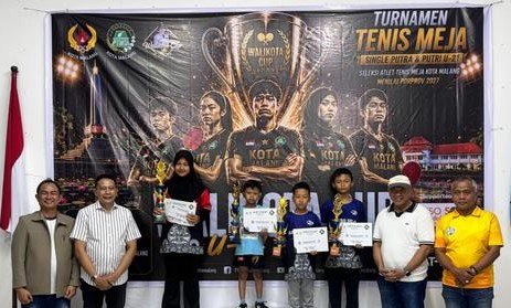 Wali Kota Malang Wahyu Hidayat saat memberikan piagam penghargaan kepada pemenang Turnamen Tenis Meja Walikota Cup se-Kota Malang Tahun 2026 di Aula Dinas Kepemudaan, Olahraga, dan Pariwisata (Disporapar) Kota Malang, Minggu (5/7/2026).