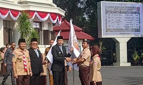 Wali Kota Malang, Wahyu Hidayat, memberangkatkan 32 Pramuka Penggalang Kwartir Cabang (Kwarcab) Gerakan Pramuka Kota Malang yang mewakili Jawa Timur dalam Jambore Nasional (Jamnas) XII Tahun 2026 di halaman depan Balai Kota Malang, Senin (10/8/2026). (foto: prokopim)