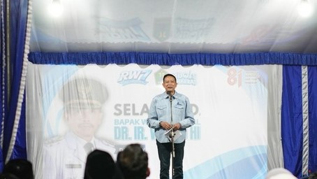 Wali Kota Malang Wahyu Hidayat saat menghadiri tasyakuran HUT ke-81 Kemerdekaan Republik Indonesia bersama warga RW 07 Kelurahan Sukoharjo, Kecamatan Klojen, di depan Monumen Perjuangan Arek-Arek Kidul Pasar, Rabu malam (2/9/2026). (foto: prokopim)