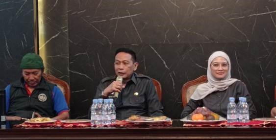 Wali Kota Malang Wahyu Hidayat saat menghadiri silaturahmi Pengurus Cabang Olahraga Domino (Orado) Kota Malang yang dirangkaikan dengan sosialisasi aturan dan pertandingan uji coba di lobi Kantor DPRD Kota Malang, Rabu malam (2/9/2026). (foto: prokopim)