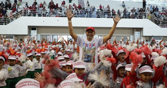 Wali Kota Malang Wahyu Hidayat saat mengikuti Senam Massal Anak Indonesia Hebat bersama sekitar 2.000 siswa Raudhatul Athfal (RA), Bustanul Athfal (BA), dan Tarbiyatul Athfal (TA) se-Kecamatan Kedungkandang di Gelanggang Olahraga (GOR) Ken Arok, Rabu (9/9/2026). (foto: prokopim)