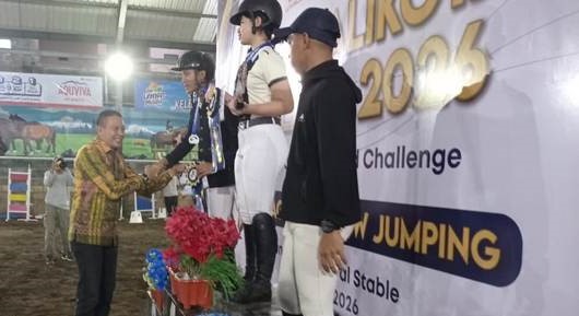 Wali Kota Malang Wahyu Hidayat memberi piagam penghargaan kepada peserta kejuaraan tersebut di Puncak Joyo Royal Stable, Jalan Puncak Joyo Agung Nomor 200, Merjosari, Kecamatan Lowokwaru, Minggu (21/6/2026). (foto: prokopim)