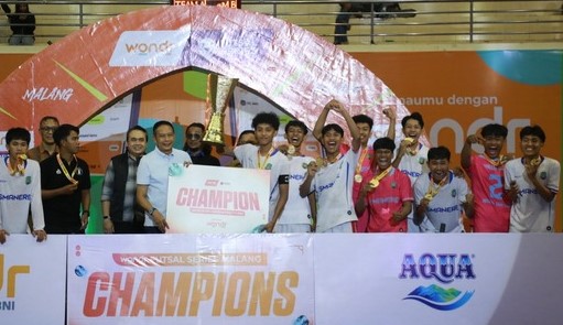 Wali Kota Malang, Wahyu Hidayat, menyerahkan trofi kepada para juara Wondr Futsal Series 2026 di Gelanggang Olahraga (GOR) Ken Arok, Kota Malang, Sabtu (1/8/2026). (foto: prokopim)