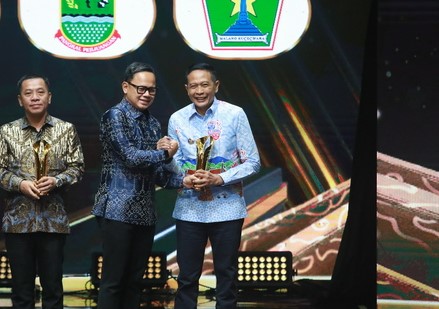 Wali Kota Malang Wahyu Hidayat saat menerima penghargaan Pemimpin Daerah Awards 2026 kategori Pelayanan Publik. Penghargaan yang diserahkan oleh Wakil Menteri Dalam Negeri (Wamendagri) Bima Arya di MNC Tower, Jakarta, Kamis (27/8/2026). (foto: prokopim)