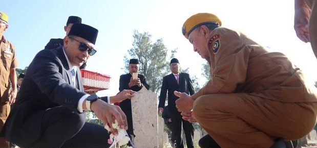 Wali Kota Malang, Wahyu Hidayat melakukan ziarah dan tabur bunga di Taman Makam Pahlawan (TMP) Suropati, Kota Malang (12/8/2026). (foto: prokopim)