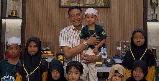 Wali Kota Malang Wahyu Hidayat saat menerima anak yatim yang mengikuti kegiatan field trip dan pemberian santunan yang diinisiasi Rumah Sedekah NU di Balai Kota Malang, Minggu (5/7/2026). (foto: prokopim)
