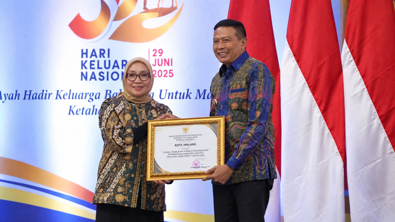 Wali Kota Malang, Wahyu Hidayat menerima piagam Juara I Penilaian Kinerja Pencegahan Perkawinan Anak (PPA Award) Provinsi Jawa Timur Tahun 2026 berkat penguatan program perlindungan anak dan kolaborasi lintas sektor yang diserahkan oleh Menteri PPPA RI, Arifah Fauzi dalam peringatan Hari Keluarga Nasional (Harganas) ke-33 Provinsi Jawa Timur di Surabaya, Senin (29/6/2026). (foto: prokopim)