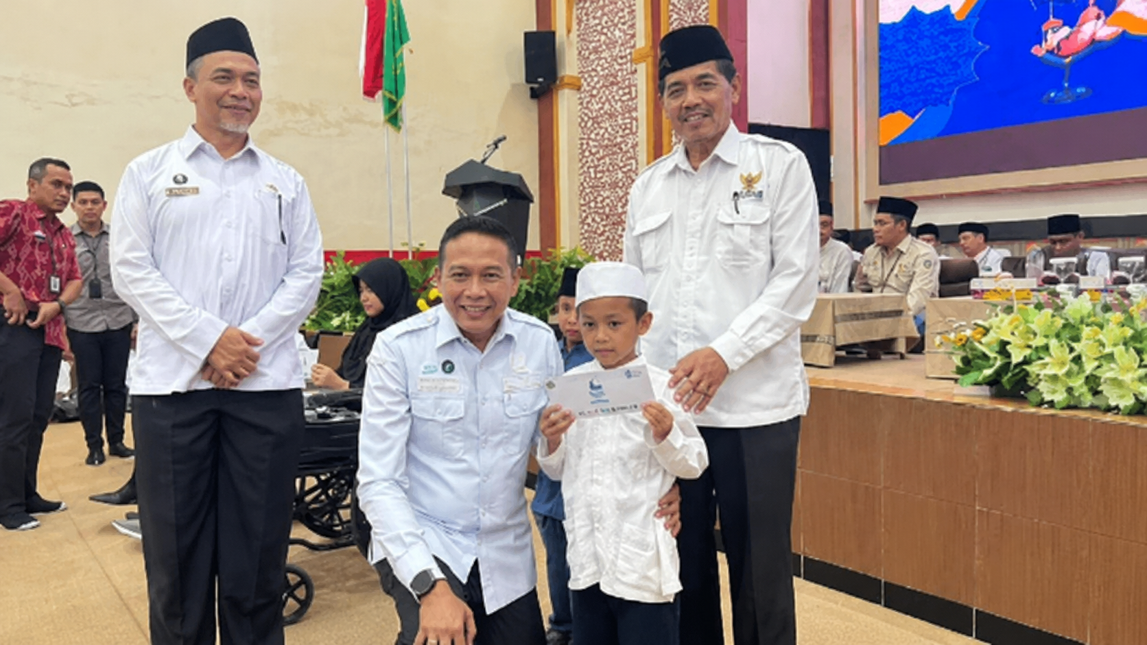 Wali Kota Malang, Wahyu Hidayat kegiatan Lebaran Anak Yatim dan Penyandang Disabilitas pada Bulan Wakaf Nasional 1448 Hijriah di MAN 2 Kota Malang, Kamis (25/6/2026). (foto: prokopim)